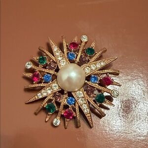 Fab Vtg Gold-Tone Multi-Gem Starburst Brooch with Faux Pearl Center